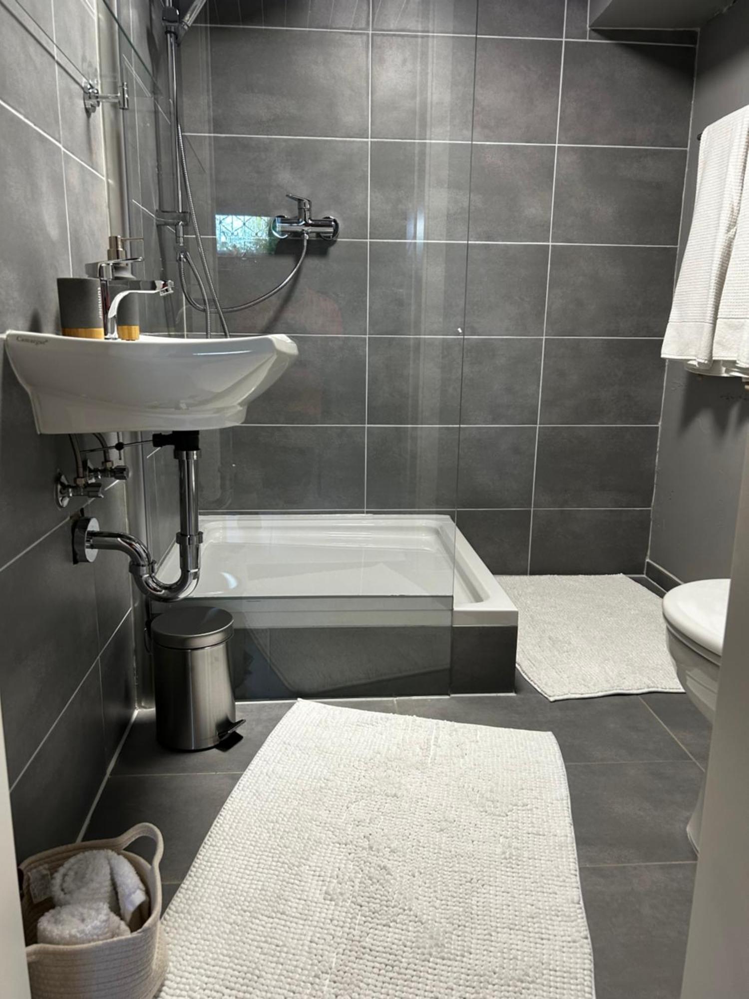 Guidos Place Souterrain Apartment Weissenthurm Dış mekan fotoğraf